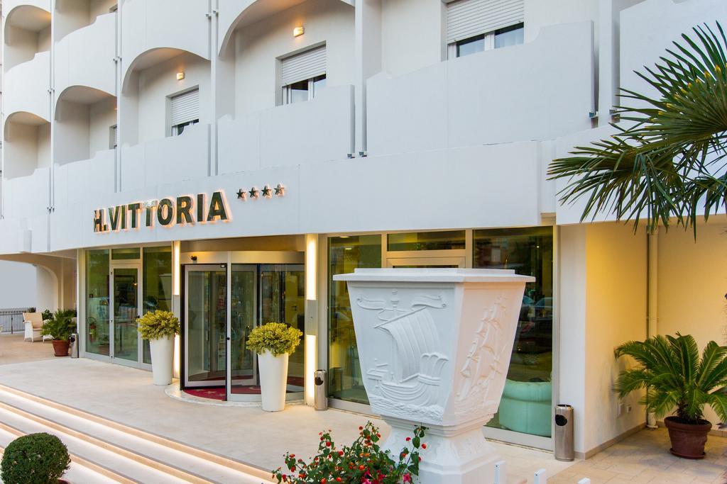 Hotel Vittoria Риччоне Экстерьер фото