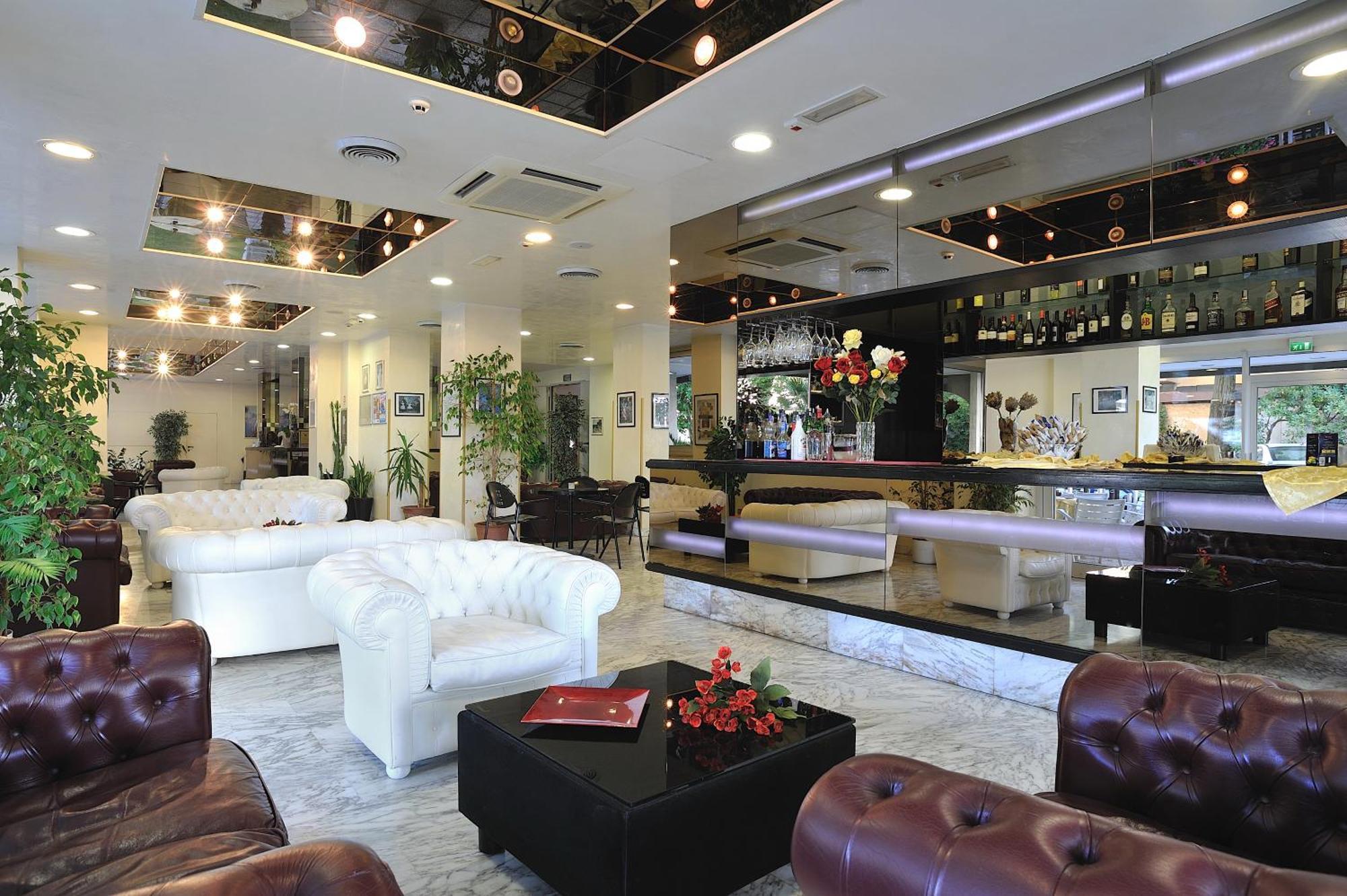Hotel Vittoria Риччоне Экстерьер фото