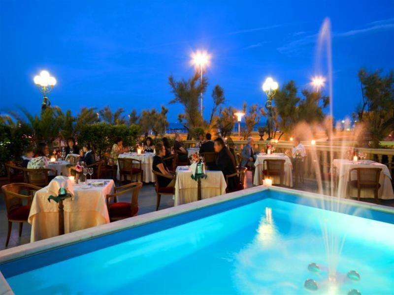 Hotel Vittoria Риччоне Экстерьер фото