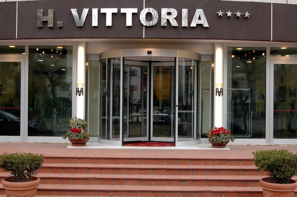 Hotel Vittoria Риччоне Экстерьер фото