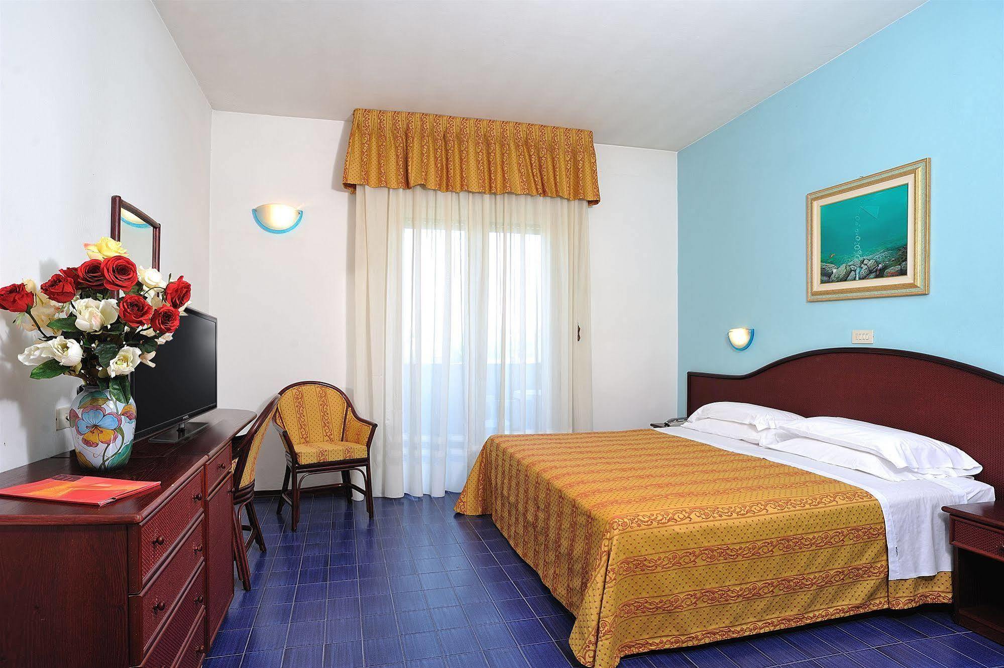 Hotel Vittoria Риччоне Экстерьер фото