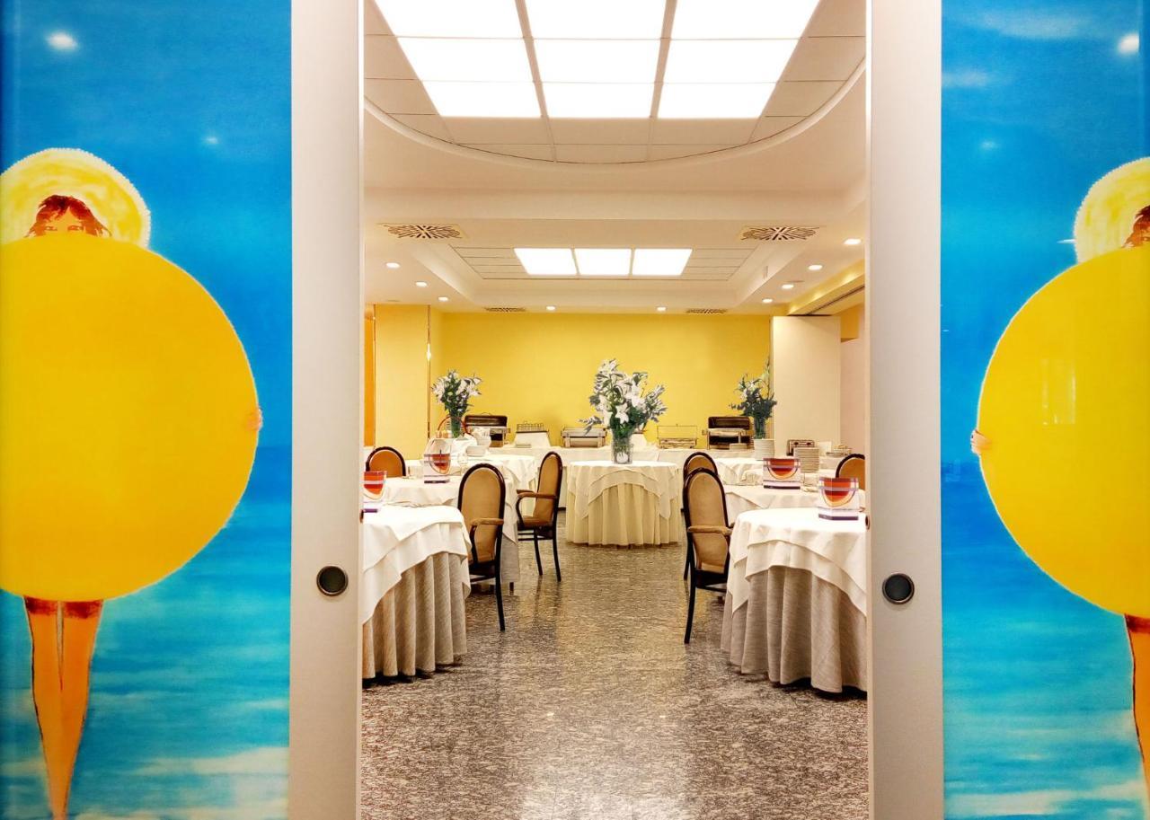 Hotel Vittoria Риччоне Экстерьер фото