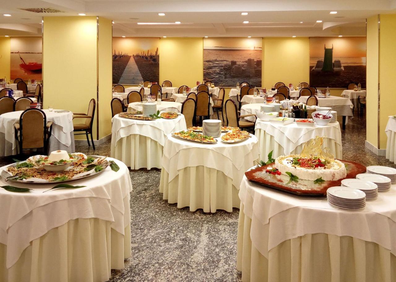 Hotel Vittoria Риччоне Экстерьер фото