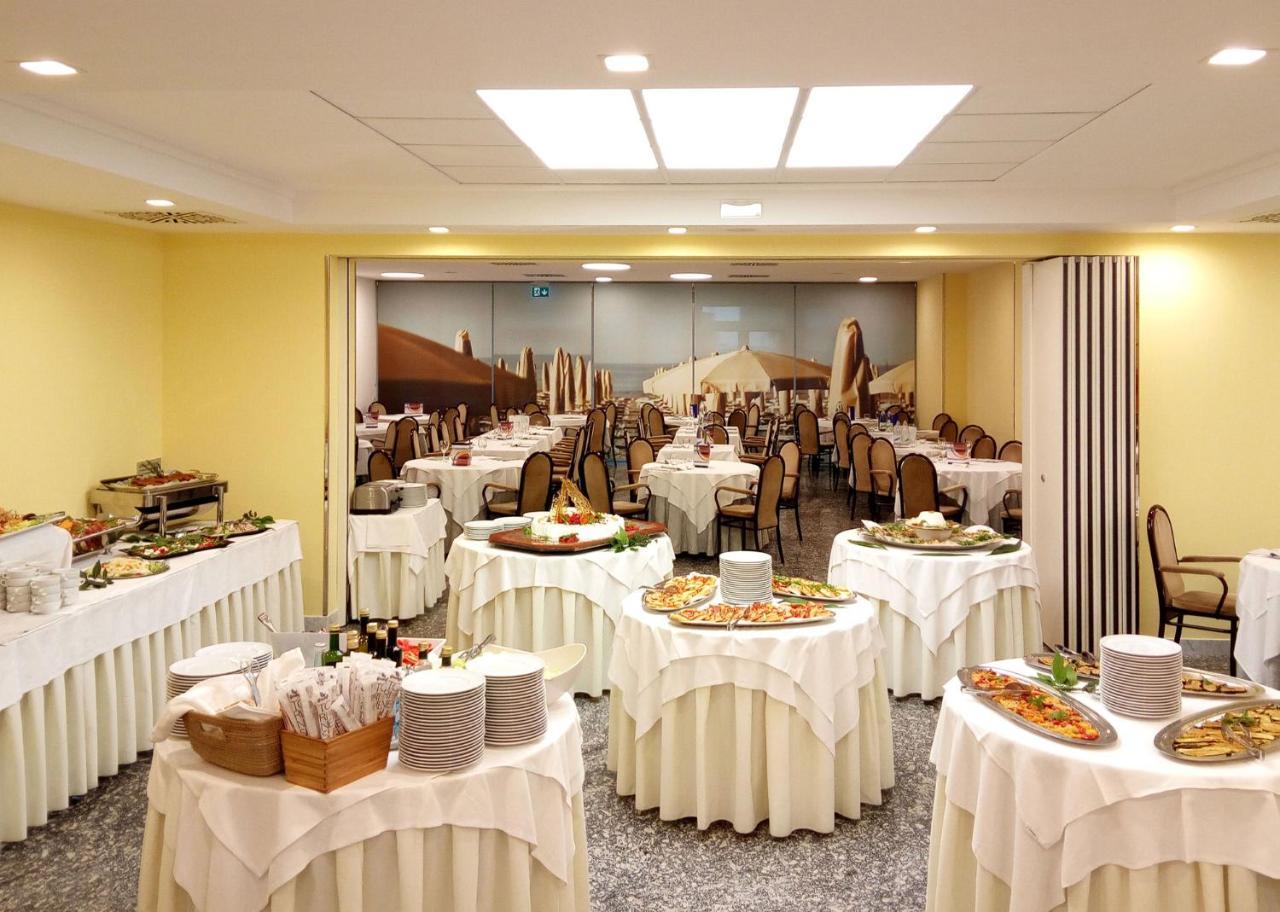 Hotel Vittoria Риччоне Экстерьер фото