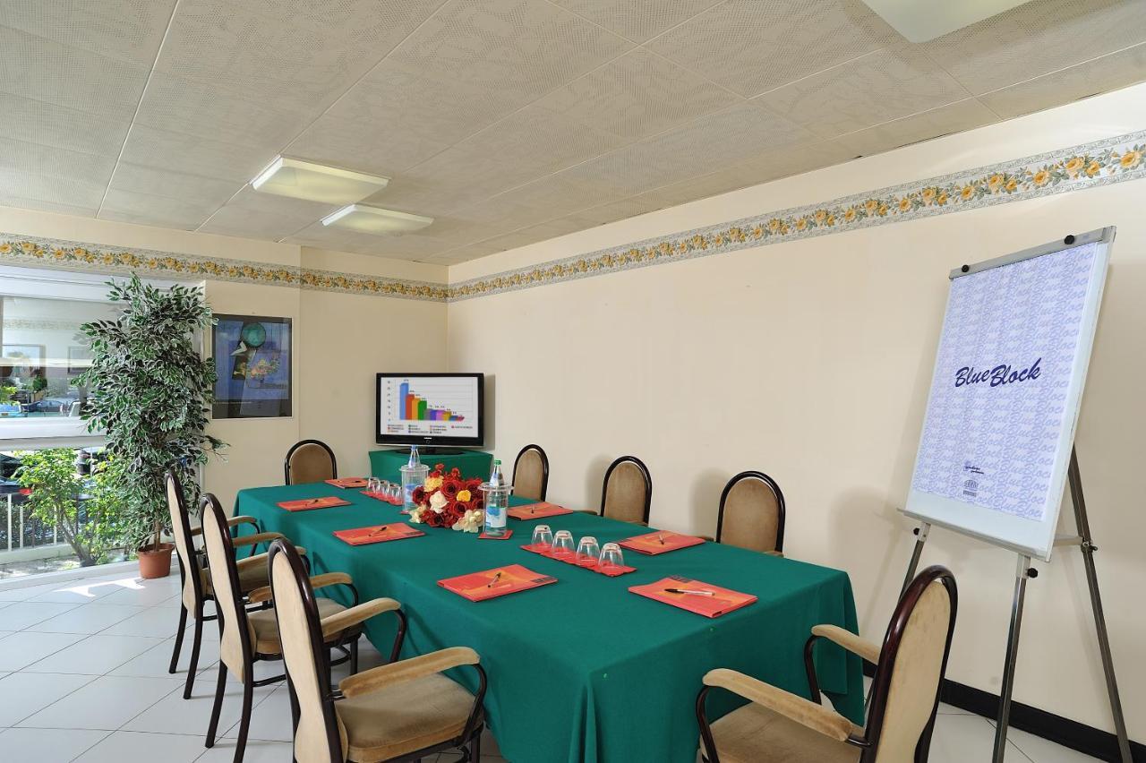 Hotel Vittoria Риччоне Экстерьер фото