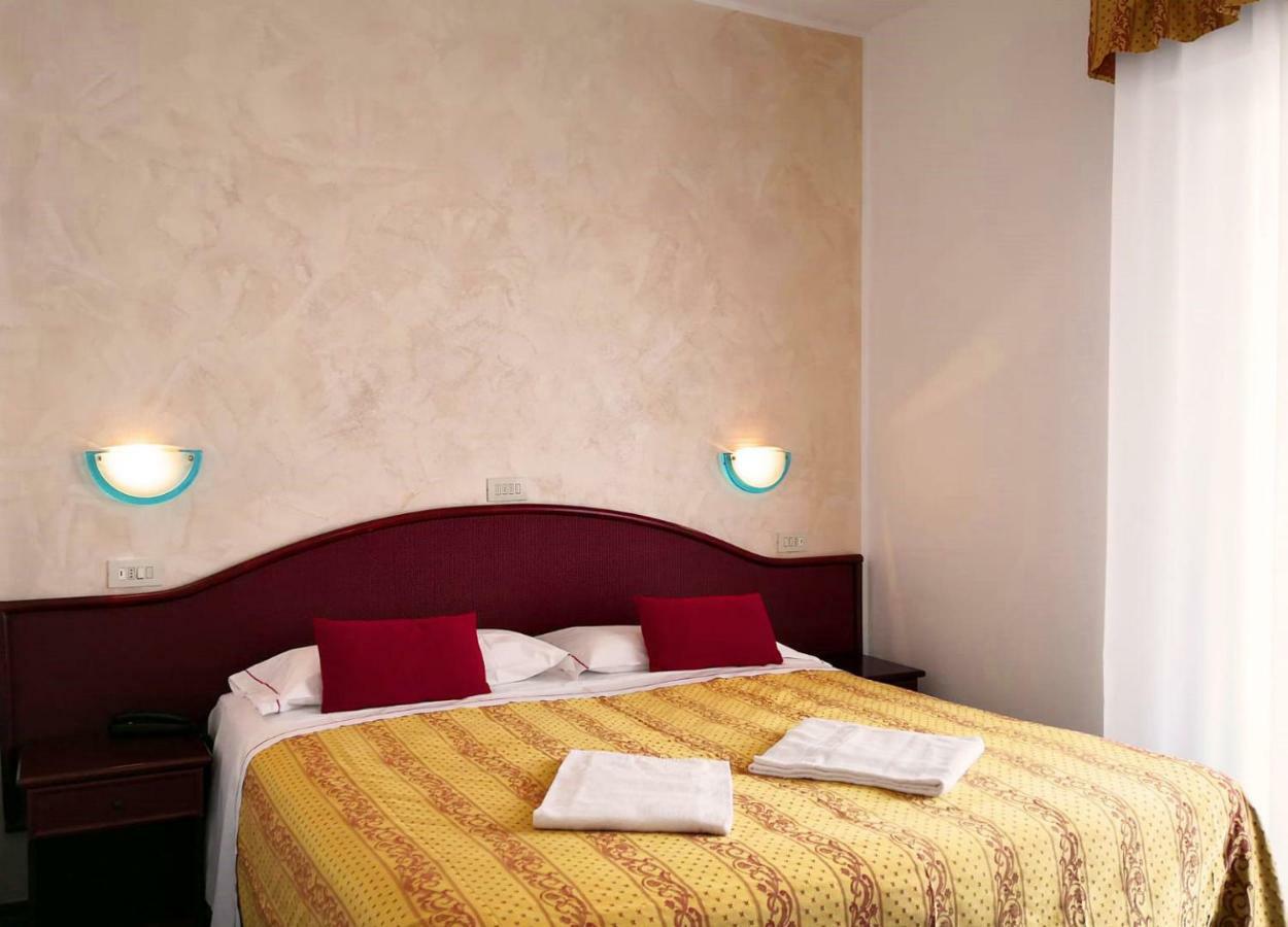 Hotel Vittoria Риччоне Экстерьер фото