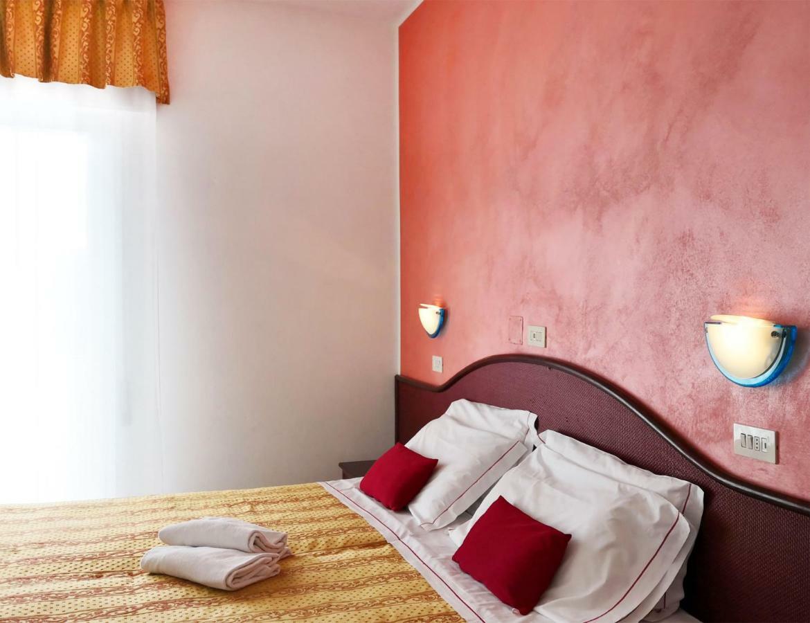 Hotel Vittoria Риччоне Экстерьер фото
