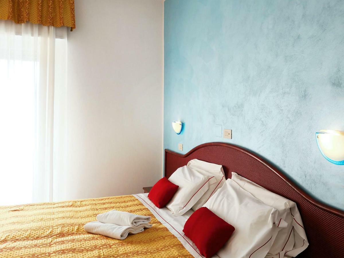 Hotel Vittoria Риччоне Экстерьер фото